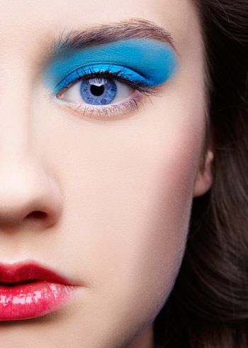 7. เมคอัพสีโดดเด่น..เกินไป