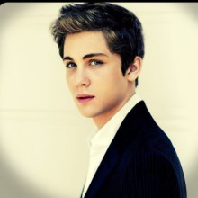 Logan Lerman สุดหล่อ