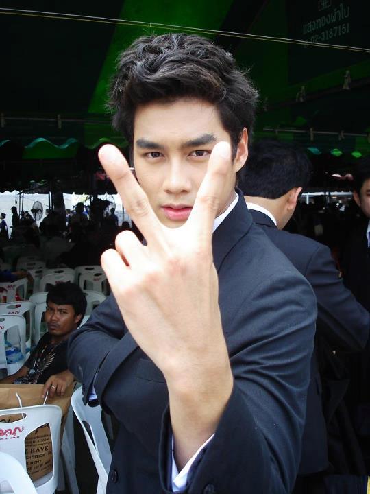 เพ็ชร ฐกฤต พระเอกหนุ่ม สุดฮอตจาก สื่อรักสัมผัสหัวใจ