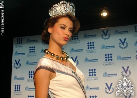 สเตฟาเนีย เฟอร์นันเดซ Miss Venezuela ผู้มีใบหน้าคลาสสิค