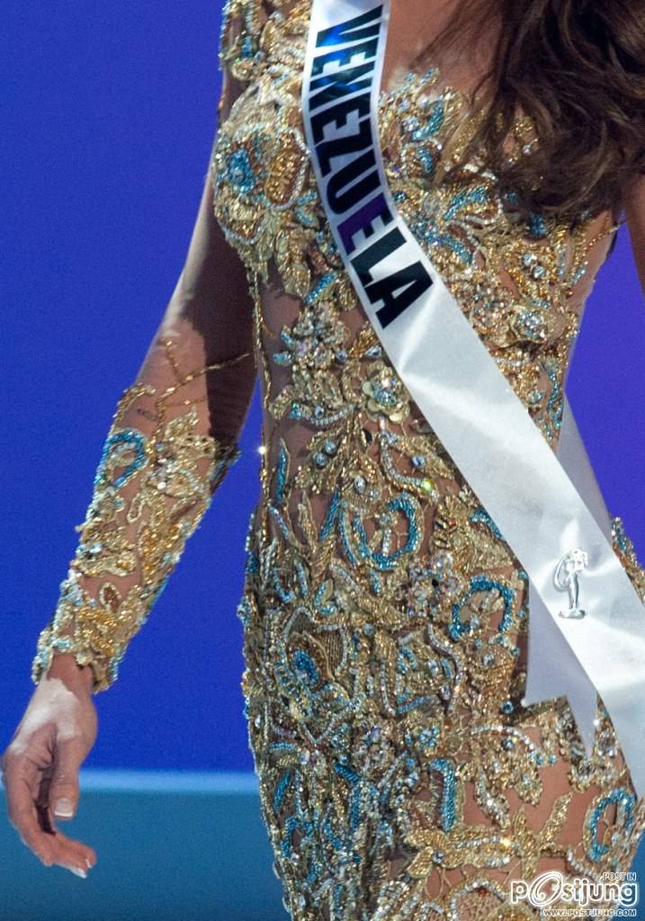ชุดราตรี Miss Venezuela แบบซูมใกล้ๆ