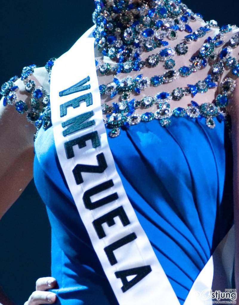 ชุดราตรี Miss Venezuela แบบซูมใกล้ๆ