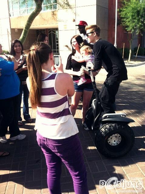 Justin with fans at Arizona 27 september