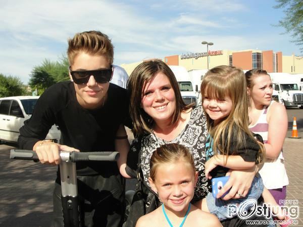 Justin with fans at Arizona 27 september