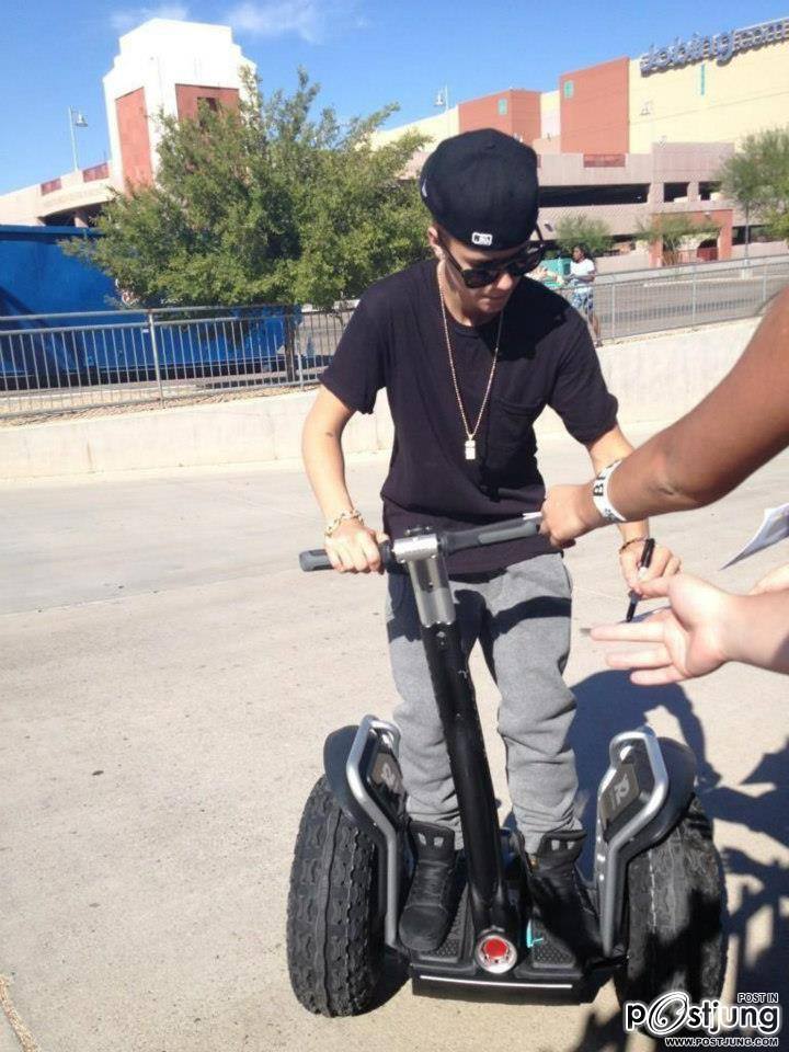 Justin with fans at Arizona 27 september