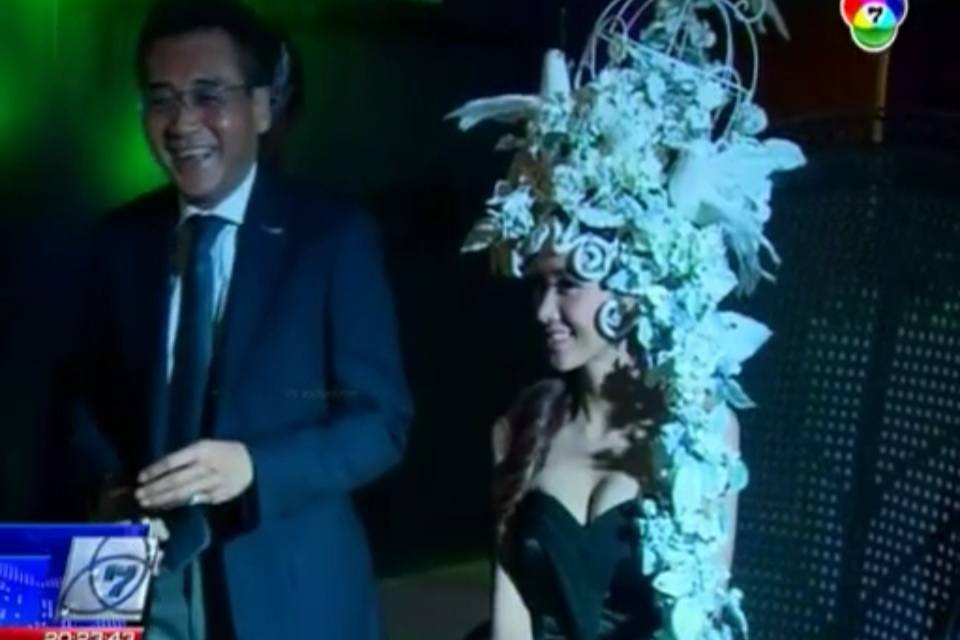 ยุ้ย จีรนันท์งานBig+bih october2012 หลายคนติดใจขอถ่ายรูปตลอดๆ