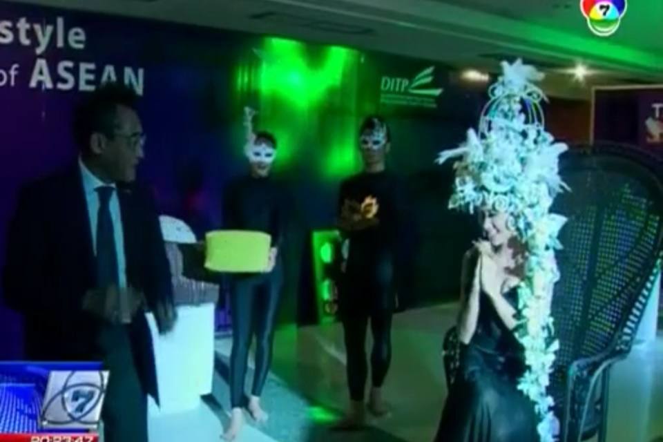 ยุ้ย จีรนันท์งานBig+bih october2012 หลายคนติดใจขอถ่ายรูปตลอดๆ