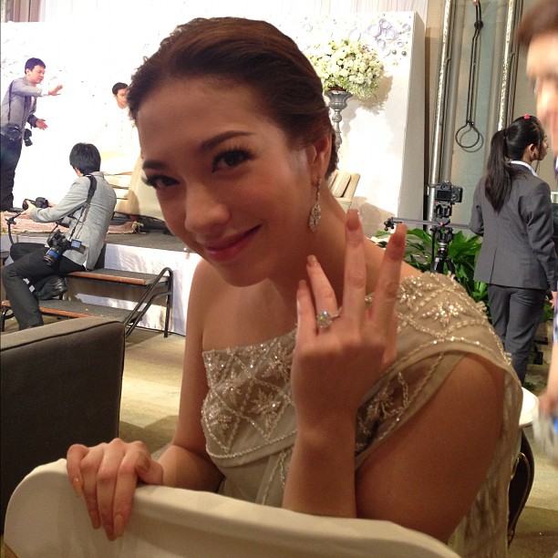 หวานชื่น! แป้ง-ผู้กองต้อม เข้าพิธีหมั้นแล้ว