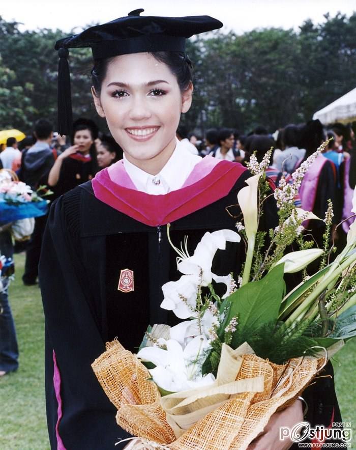 อั้ม พัชราภา & ชมพู่ อารยา ในวันรับปริญญาตรี :)