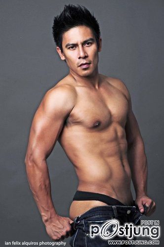 XANDER SANTOS