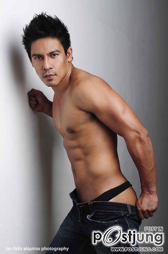 XANDER SANTOS