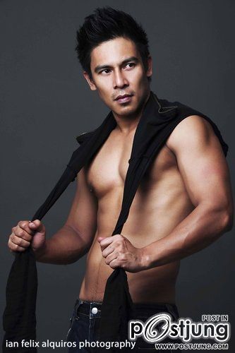 XANDER SANTOS