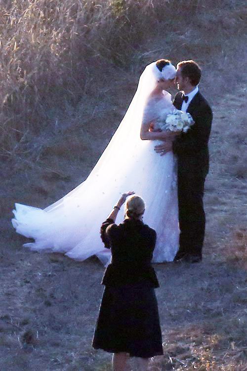Anne Hathaway สละโสดแล้วจ้า!! แต่งงานกลางฟาร์มส่วนตัว