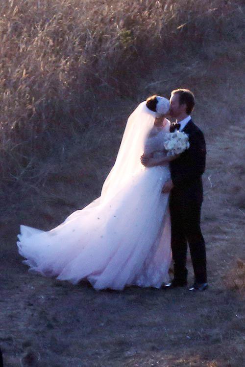 Anne Hathaway สละโสดแล้วจ้า!! แต่งงานกลางฟาร์มส่วนตัว