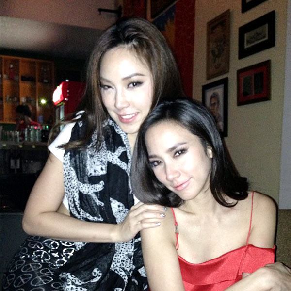 อั้ม พัชราภา นำทีมเพื่อนสาว เซอร์ไพรส์วันเกิด แอมป์