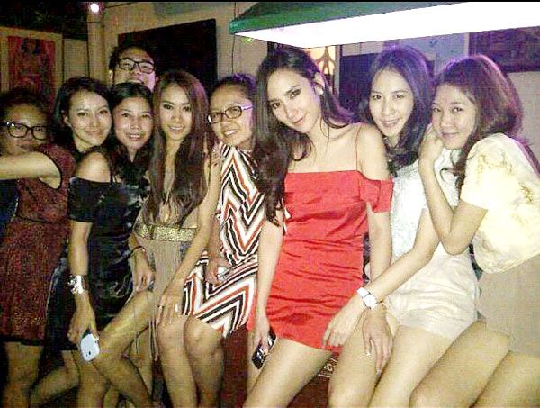 อั้ม พัชราภา นำทีมเพื่อนสาว เซอร์ไพรส์วันเกิด แอมป์