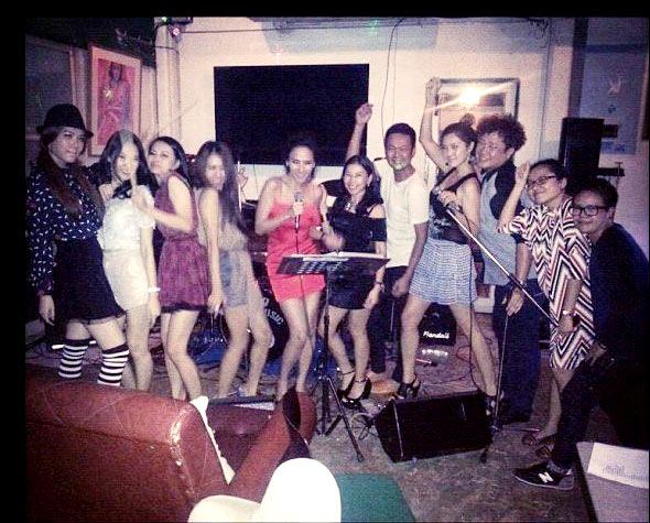 อั้ม พัชราภา นำทีมเพื่อนสาว เซอร์ไพรส์วันเกิด แอมป์