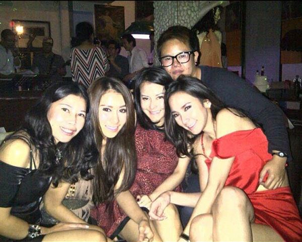 อั้ม พัชราภา นำทีมเพื่อนสาว เซอร์ไพรส์วันเกิด แอมป์