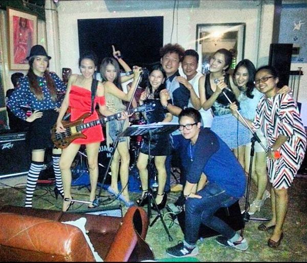 อั้ม พัชราภา นำทีมเพื่อนสาว เซอร์ไพรส์วันเกิด แอมป์