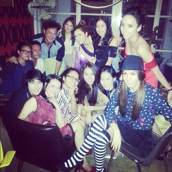 อั้ม พัชราภา นำทีมเพื่อนสาว เซอร์ไพรส์วันเกิด แอมป์