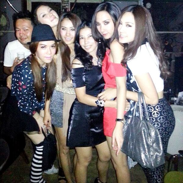 อั้ม พัชราภา นำทีมเพื่อนสาว เซอร์ไพรส์วันเกิด แอมป์