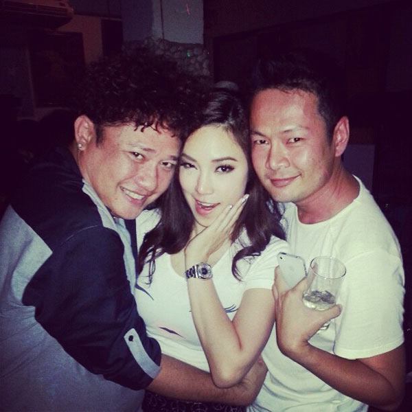 อั้ม พัชราภา นำทีมเพื่อนสาว เซอร์ไพรส์วันเกิด แอมป์