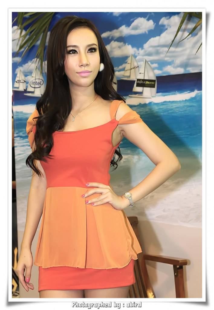 พรีเซ็นเตอร์โน๊ตบุ๊คสาวสวย อะตอม ภัคจิรา