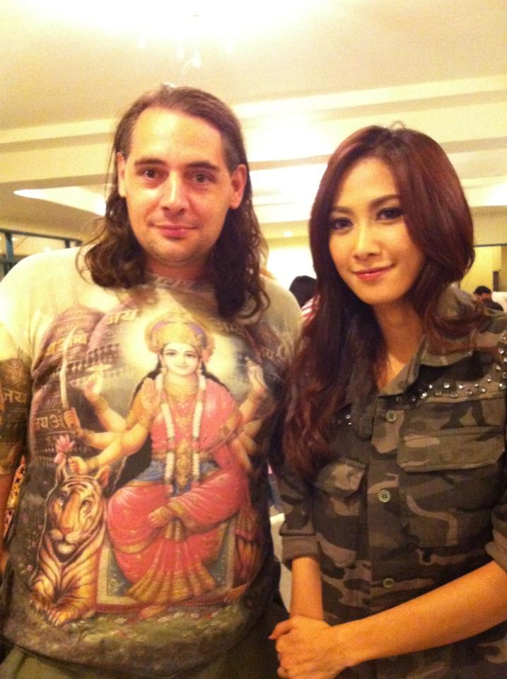 ดารานักแสดงปิดกล้องพ่อตาปืนโต