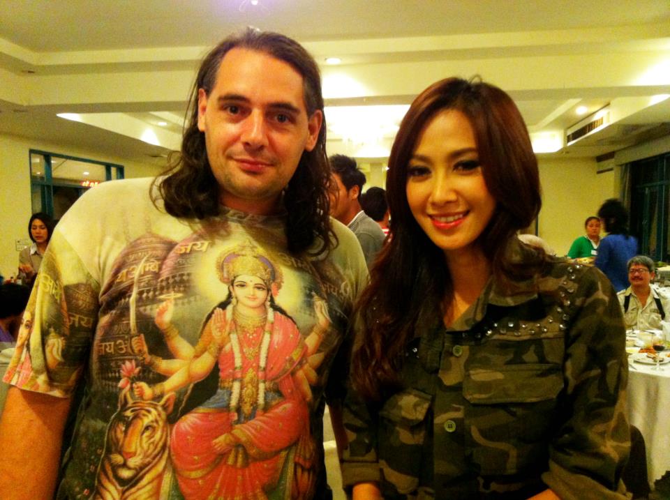 ดารานักแสดงปิดกล้องพ่อตาปืนโต