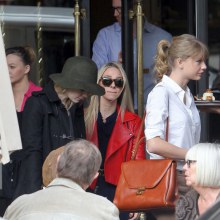 Taylor Swift & Emma Stone: Lunch in Paris!