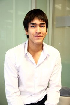 ณเดชน์ ในชุดนักศึกษา ม.รัสิต