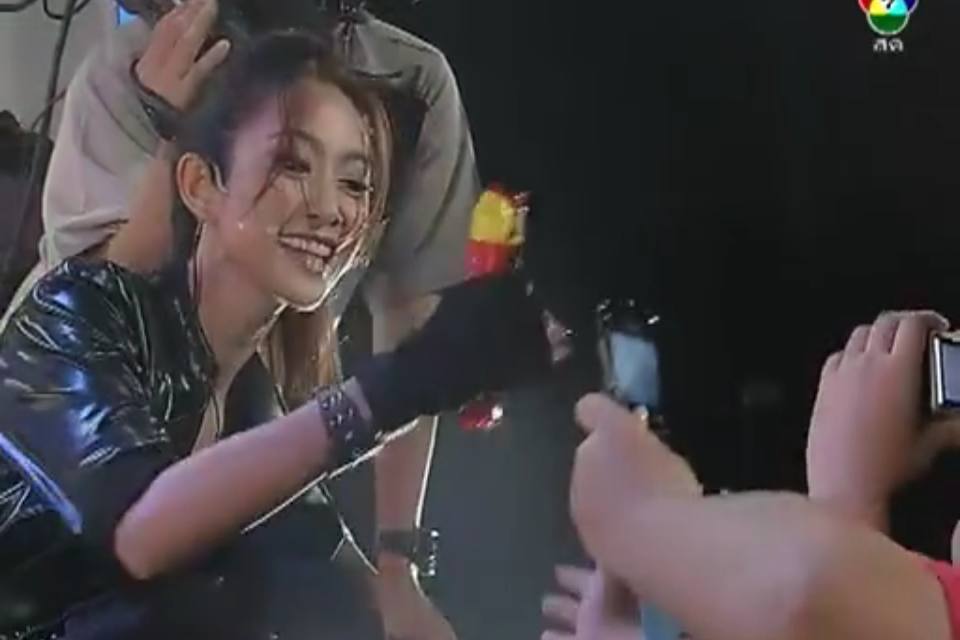 ยุ้ย จีรนันท์นางได้โดนหอมแก้ม 7 สีคอนเสิร์ต