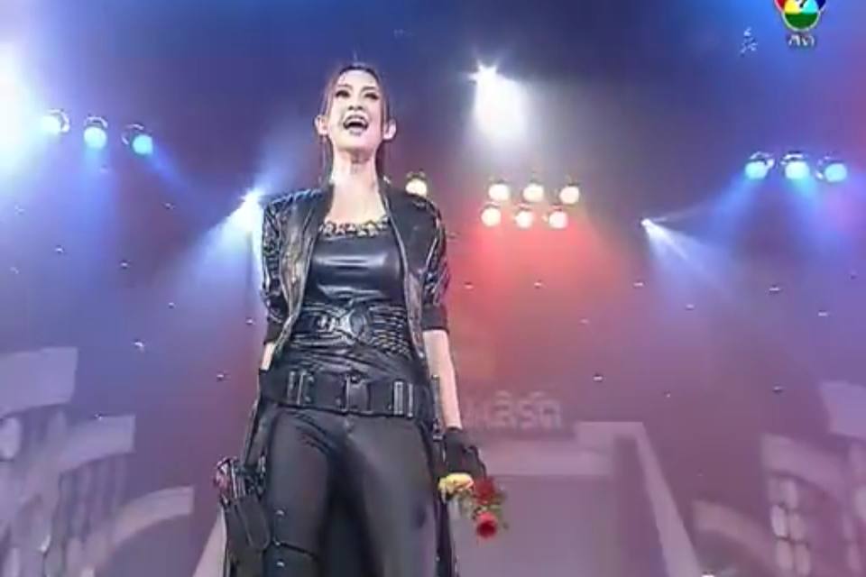 ยุ้ย จีรนันท์นางได้โดนหอมแก้ม 7 สีคอนเสิร์ต