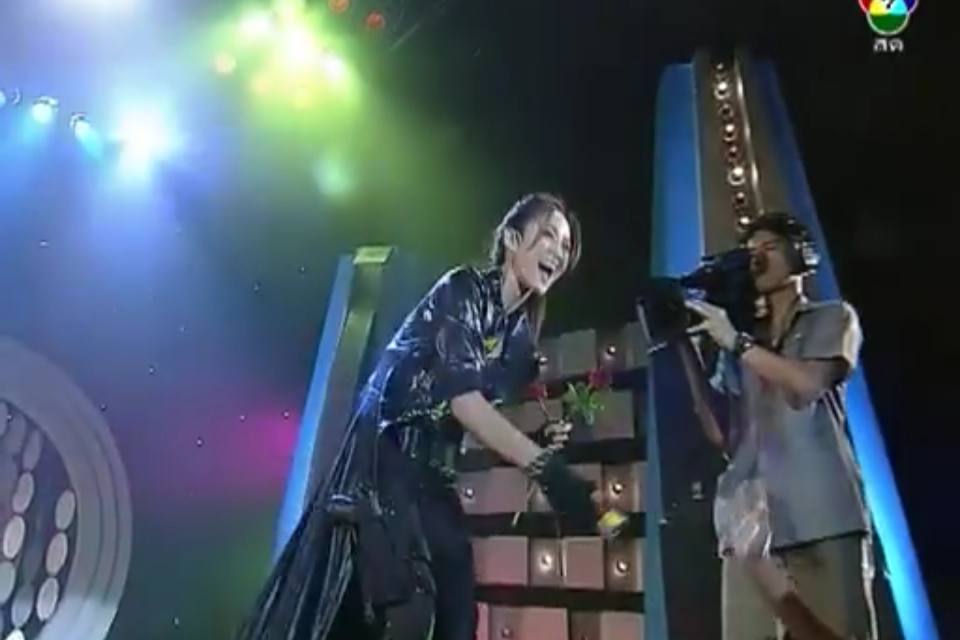 ยุ้ย จีรนันท์นางได้โดนหอมแก้ม 7 สีคอนเสิร์ต