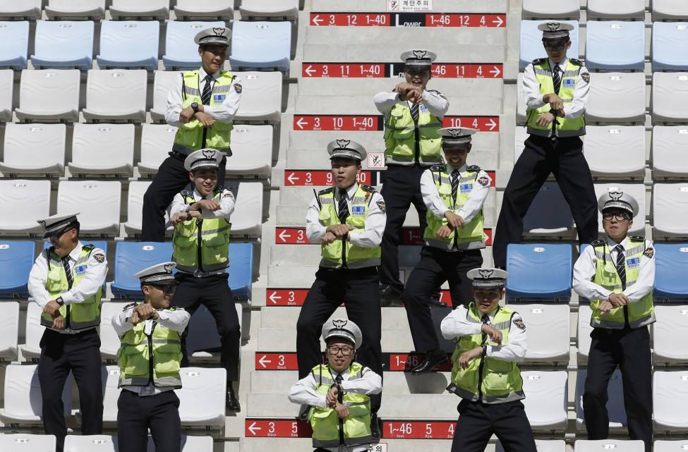 ตำรวจเกาหลีใต้เต้นกัมนัมสไตล์