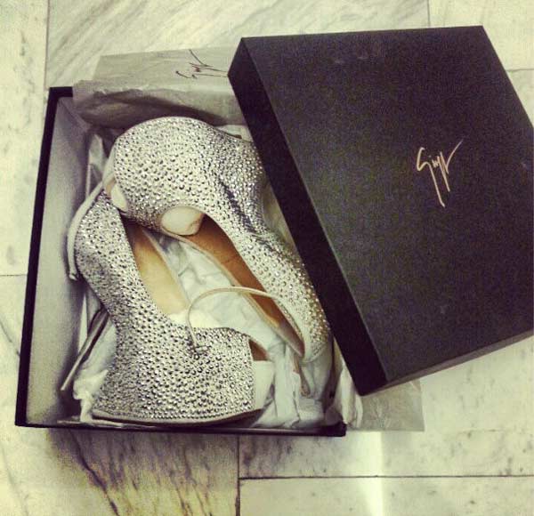 รองเท้า Giuseppe Zanotti เริ่ดๆ ของ ชมพู่