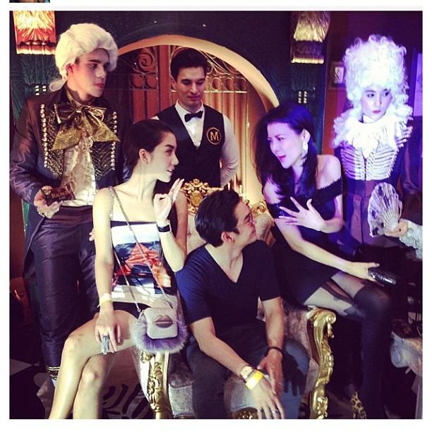 จัดเต็ม! ดาราตบเท้าร่วมงาน ELLE Fashion Week 2012