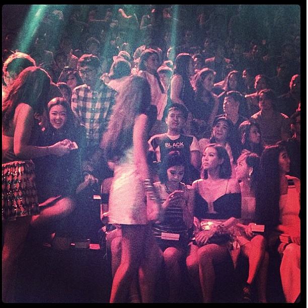 จัดเต็ม! ดาราตบเท้าร่วมงาน ELLE Fashion Week 2012