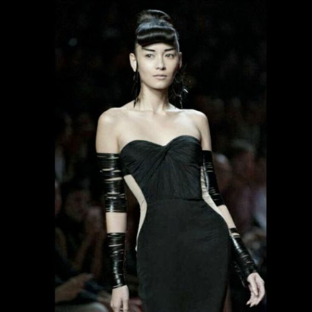 จัดเต็ม! ดาราตบเท้าร่วมงาน ELLE Fashion Week 2012