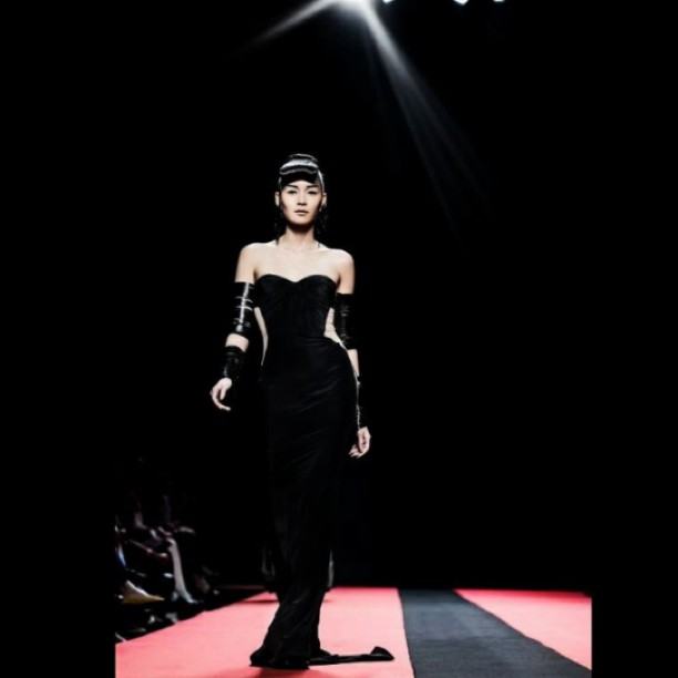 จัดเต็ม! ดาราตบเท้าร่วมงาน ELLE Fashion Week 2012