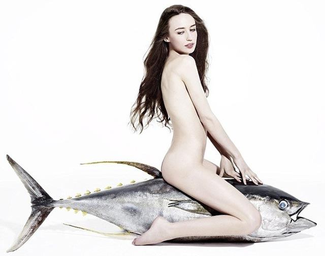 Lizzy Jagger ยอมนู้ดหมดเปลือก ร่วมรณรงค์อนุรักษ์พันธุ์ปลา