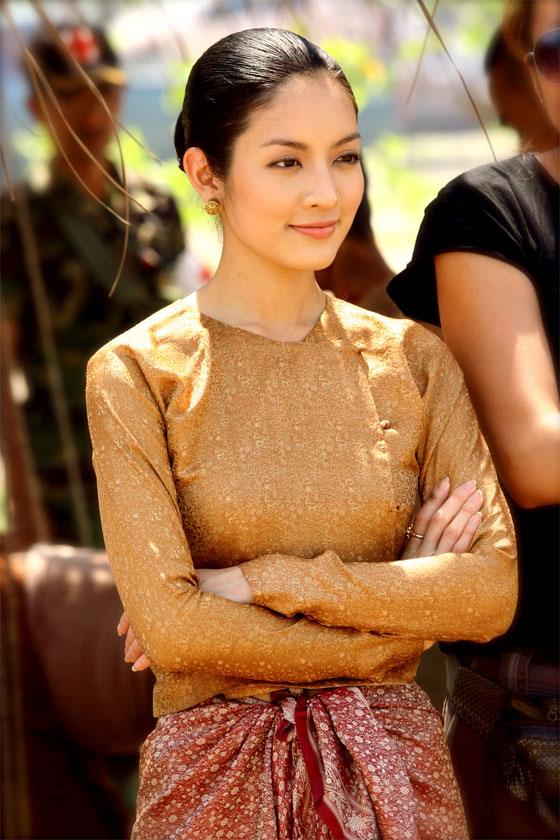สาวหน้าไทยๆกับชุดไทยอันสวยงาม