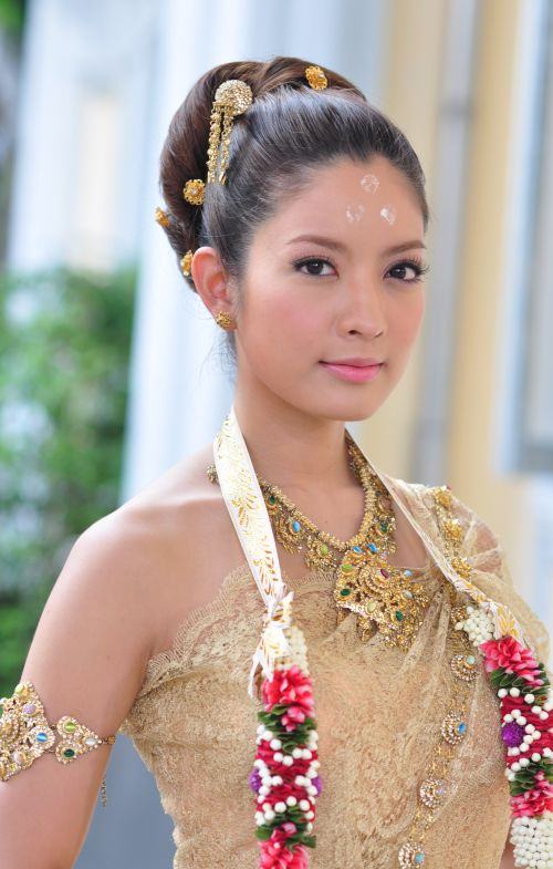 สาวหน้าไทยๆกับชุดไทยอันสวยงาม