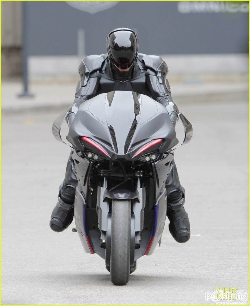 Joel Kinnaman: Robocop's Motorcycle Revealed!