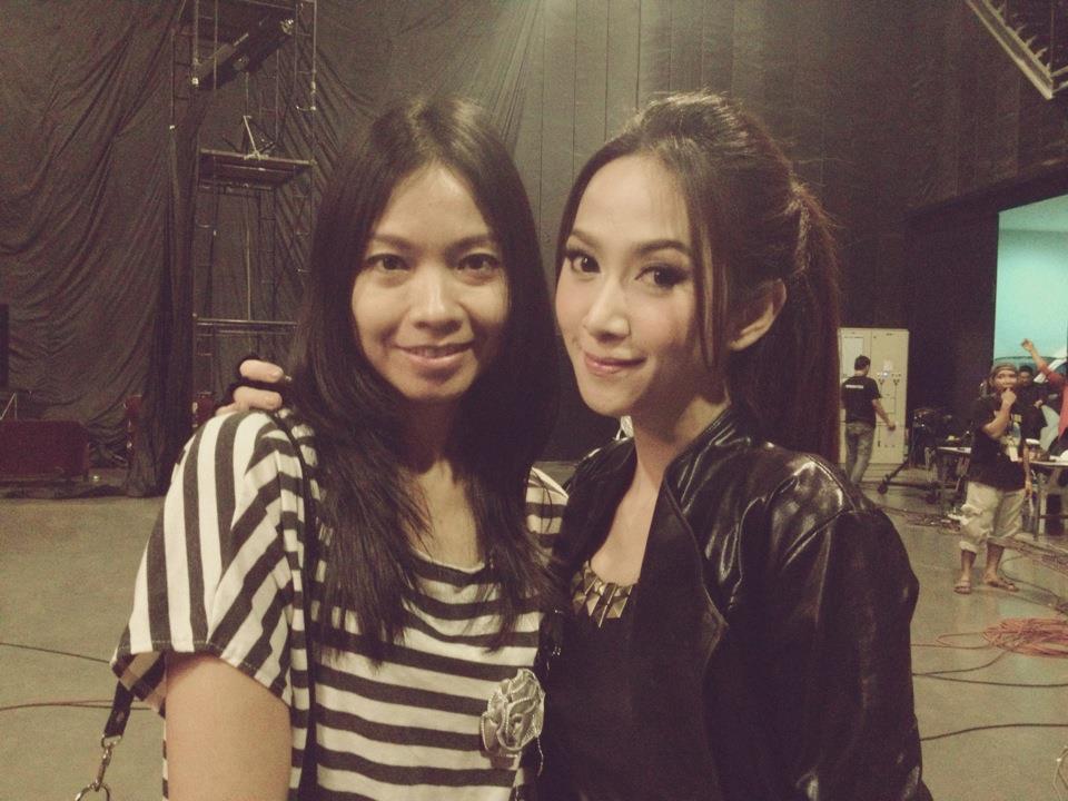 ยุ้ย จีรนันท์ พาแฟนคลับติดขึ้นรถไปส่ง