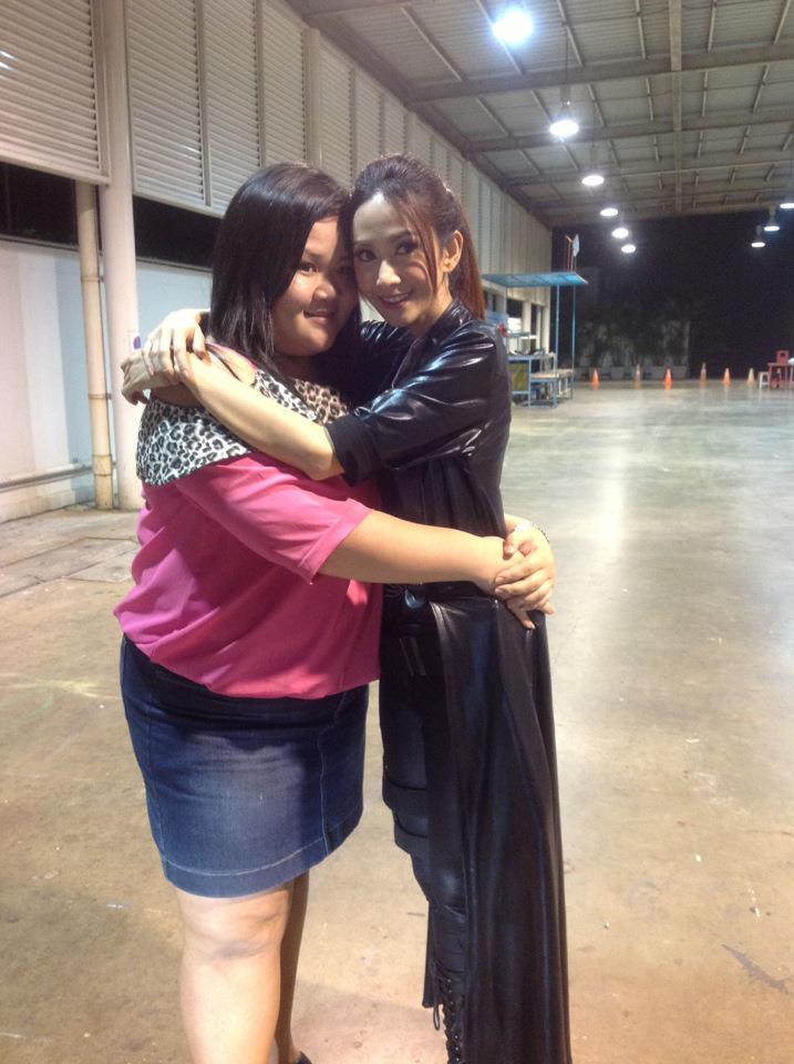 ยุ้ย จีรนันท์ พาแฟนคลับติดขึ้นรถไปส่ง