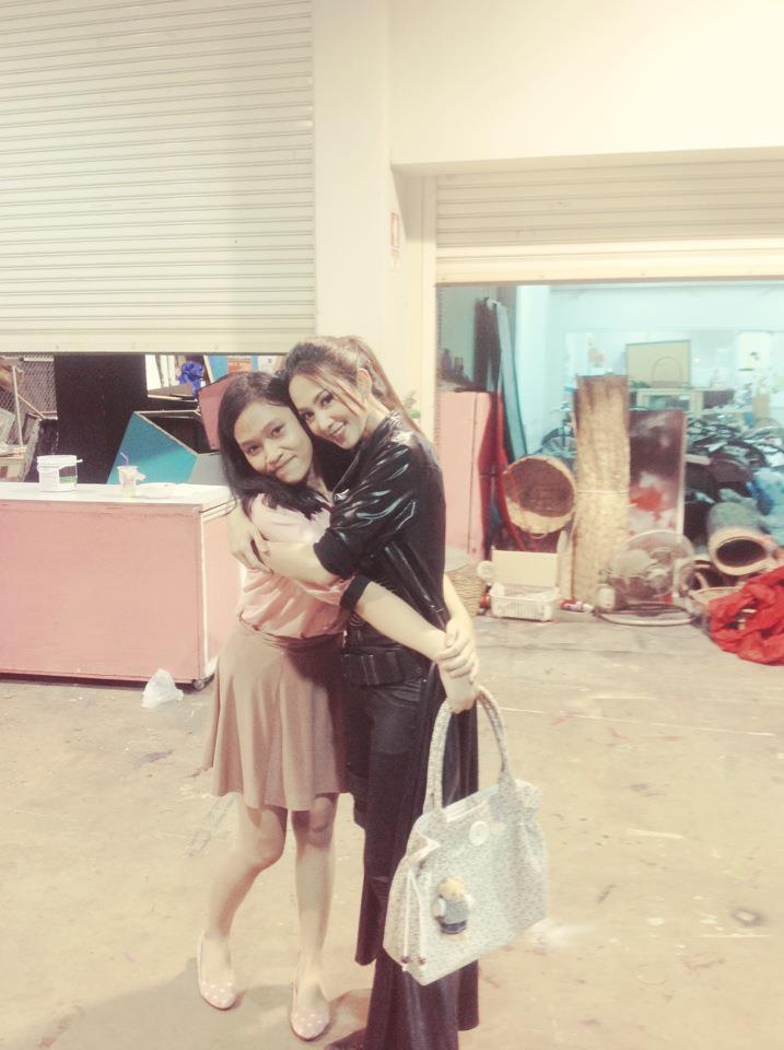 ยุ้ย จีรนันท์ พาแฟนคลับติดขึ้นรถไปส่ง