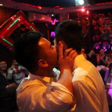 วิวาห์สุดฮือฮา! จีนจัดงานแต่งชายรักชายคู่แรก-จุมพิตสุดสวีท