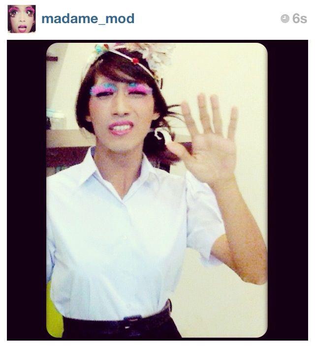 มาดามมดในชุดนักเรียน/นักศึกษา