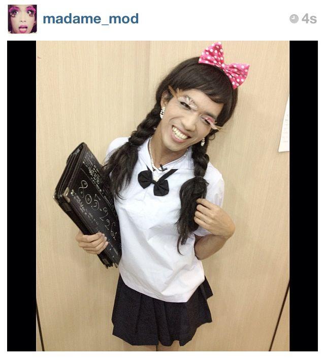 มาดามมดในชุดนักเรียน/นักศึกษา